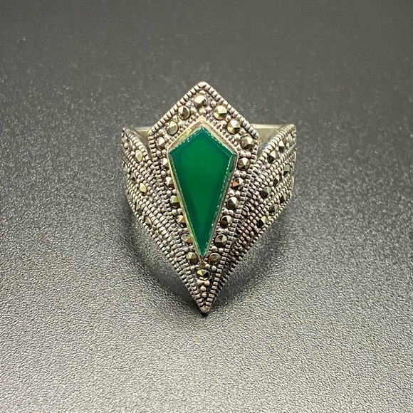 Sterling Silver Pointer Ring with Emerald Green Stone - Picture 16 of 16
